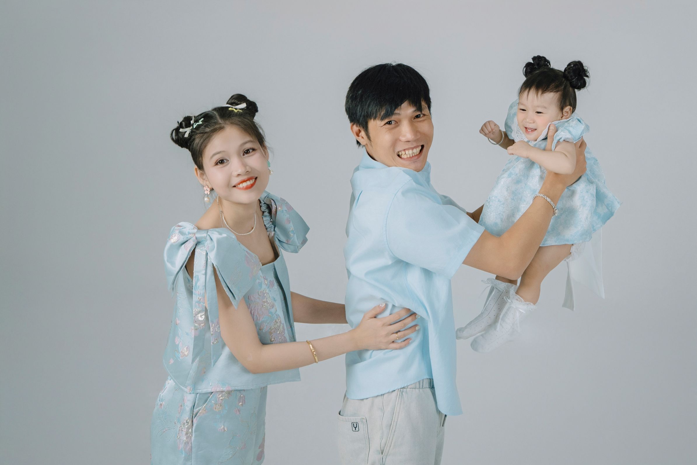 Khoảnh khắc gia đình bên bé Khả Hân